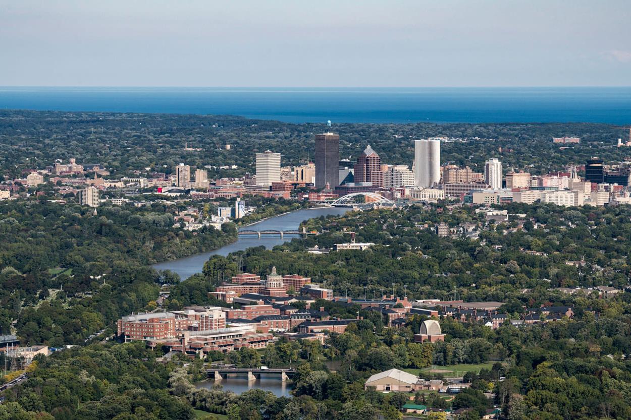 Aerial image of University of 罗彻斯特 with city of 罗彻斯特 in background